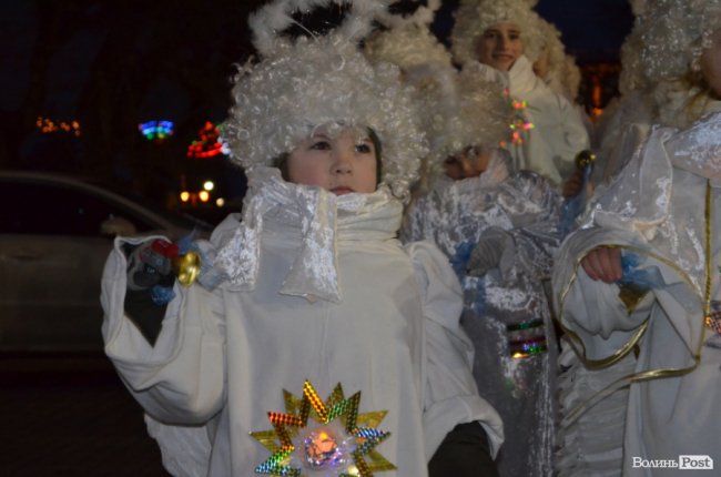 На головній пішохідній вулиці Луцька засяяла алея різдвяних янголів. ФОТО