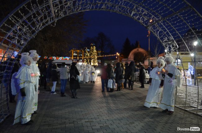 На головній пішохідній вулиці Луцька засяяла алея різдвяних янголів. ФОТО