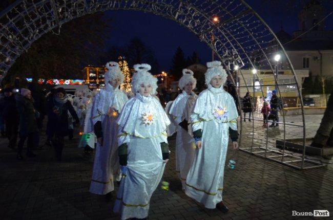 На головній пішохідній вулиці Луцька засяяла алея різдвяних янголів. ФОТО