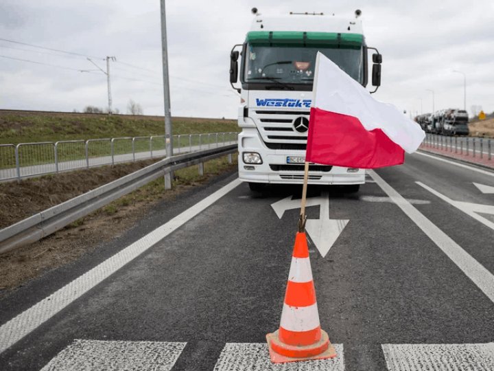 У Польщі українських перевізників штрафують на 120 тисяч грн через помилки в пунктуації