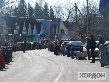 Любомль на колінах провів загиблого воїна