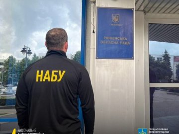 Пів мільйона гривень хабаря за землю та майно: викрили заступника голови Рівненської облради