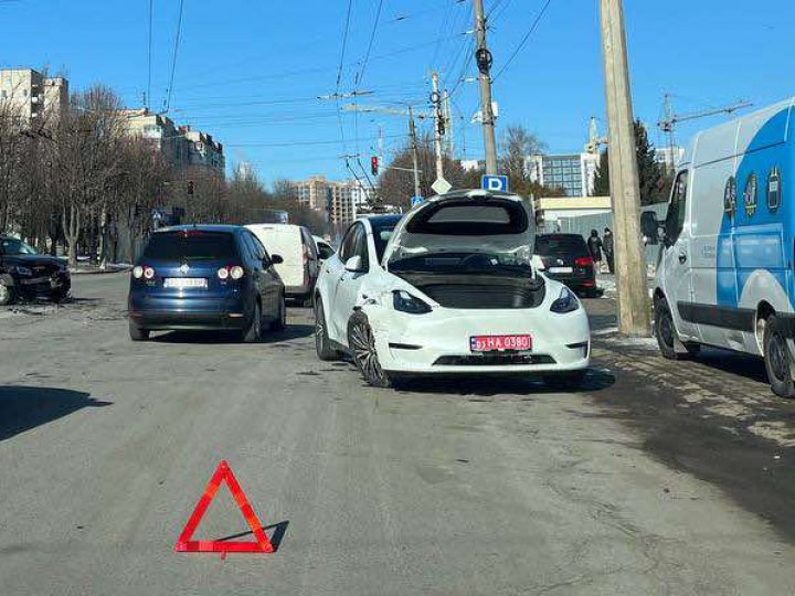 На Відродження у Луцьку в ДТП потрапила Tesla