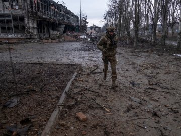 Ворог із кількох напрямків намагається захопити Бахмут, – Міноборони