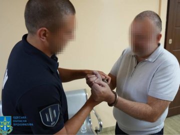 На Одещині на хабарі у $20 тисяч погоріли посадовці міграційної служби