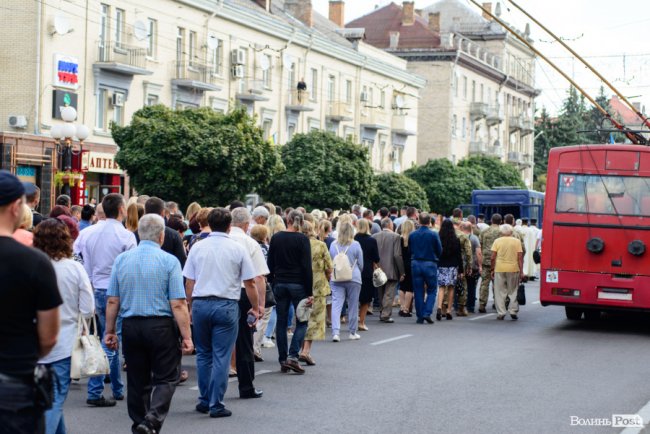 «Він був справжнім»: Луцьк попрощався із загиблим на Сході Олександром Білоусом. ФОТО