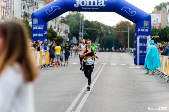 Учасники напівмарафону у Луцьку бігли за новими маршрутами. ФОТОРЕПОРТАЖ