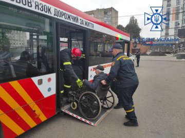 До Луцька з Харківщини евакуювали жителів геріатричного пансіонату. ФОТО