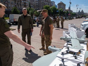 Громада Києва передала двом бригадам 25 вантажівок та пів тисячі дронів, - Кличко