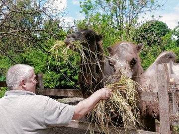 Селяни передали корм для тварин у Луцькому зоопарку