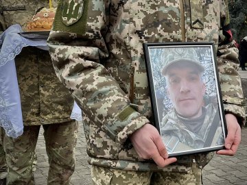 Друзі та побратими цінували за золоті руки й вірність: на Волині попрощалися з Героєм Юрієм Шевчиком