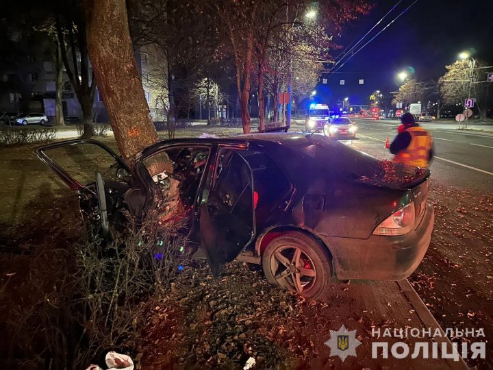 У Луцьку 18-річний водій в`їхав у дерево: травмувалося троє пасажирів