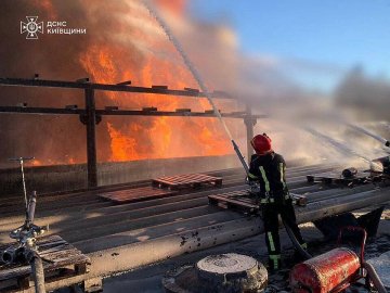 На Київщині уже добу гасять пожежу, спричинену вчорашнім російським ударом