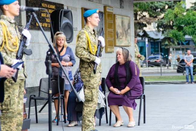 «Він був справжнім»: Луцьк попрощався із загиблим на Сході Олександром Білоусом. ФОТО