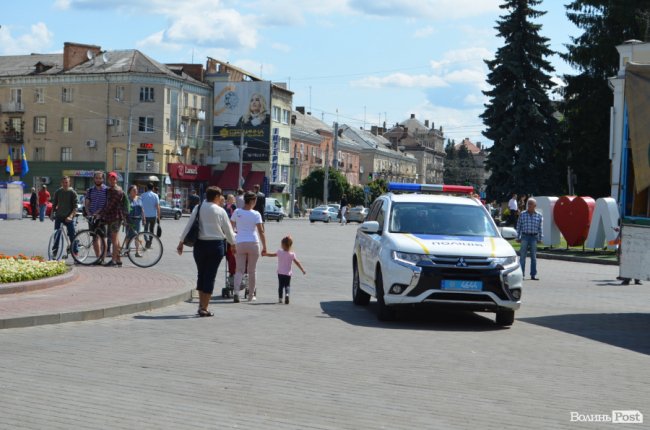 У центрі Луцька можна покататися на авто патрульних, увімкнути сирени і вдягнути бронежилет. ФОТО