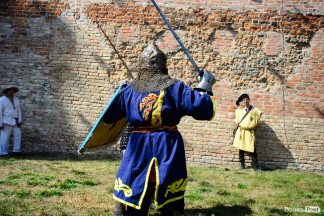 Брязкіт обладунків і давнє вбрання: у замку Любарта – середньовічні бої. ФОТОРЕПОРТАЖ