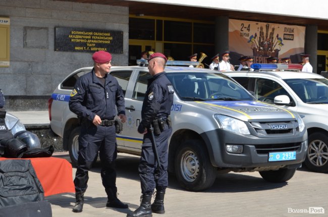 У центрі Луцька можна покататися на авто патрульних, увімкнути сирени і вдягнути бронежилет. ФОТО