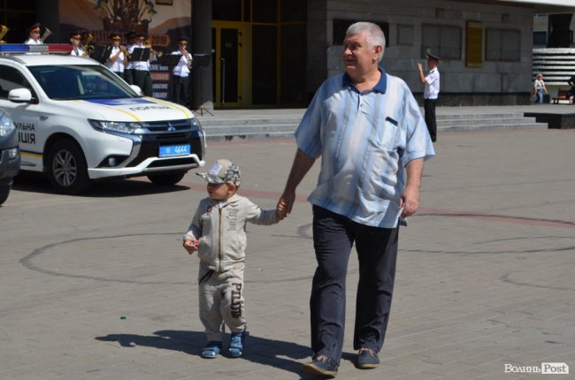 У центрі Луцька можна покататися на авто патрульних, увімкнути сирени і вдягнути бронежилет. ФОТО