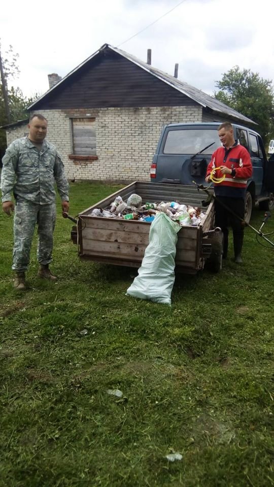 Вивезли причіп сміття: на Волині прибрали берег водосховища. ФОТО