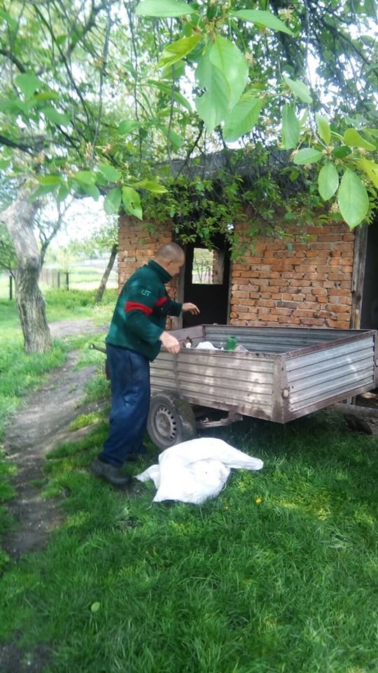 Вивезли причіп сміття: на Волині прибрали берег водосховища. ФОТО