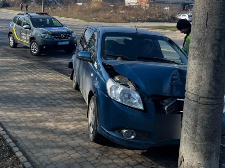 У Луцьку ЗАЗ влетів у електроопору після зіткнення з іншою автівкою. ФОТО 