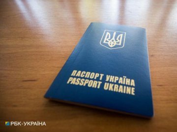 Чоловікам за кордоном не видаватимуть паспорти без військових документів: рішення Кабміну