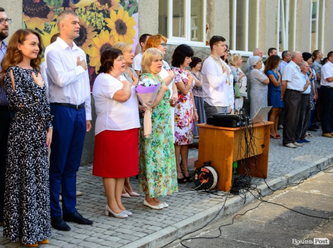 З нардепом і велетенським ведмедем, але без промов: перший дзвоник у луцькій школі №9. ФОТО