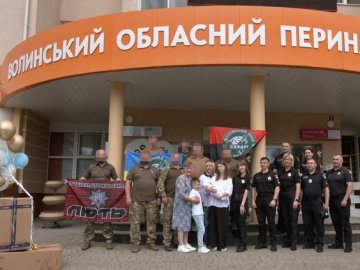 Побратими загиблого бійця зустріли під час виписки в Луцьку його дружину й новонародженого сина