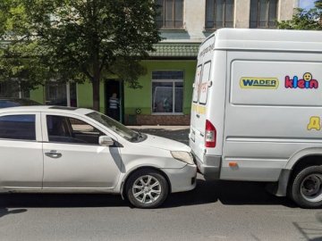 У Володимирі легковик влетів в бус: рух тимчасово ускладнений. ФОТО