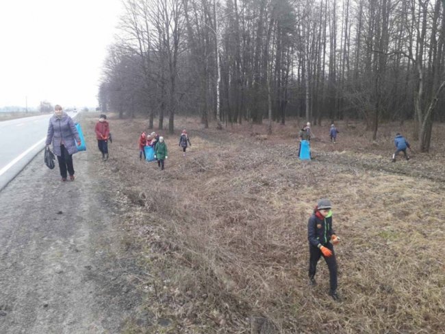 Учні волинської школи прибирали ліс від сміття. ФОТО