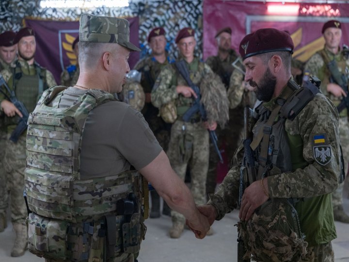 Сирський вручив нагороди десантникам, які воюють на Курщині: зберегли тисячі життів