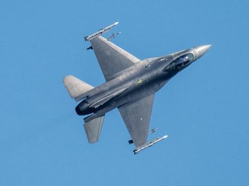 «Наступати без F-16 − ніби йти вперед з луками і стрілами», − Залужний