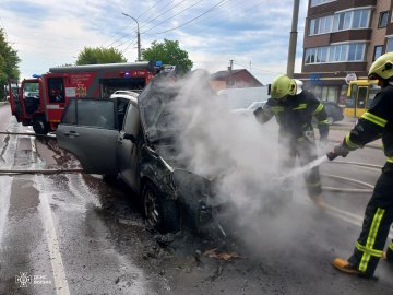 Водійка авто, яке загорілося на ходу, не постраждала: повідомили деталі пожежі у Луцьку