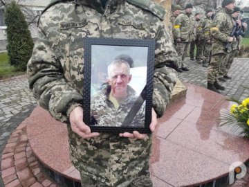 На Волині навколішки зустріли загиблого захисника Святослава Симінського. ФОТО