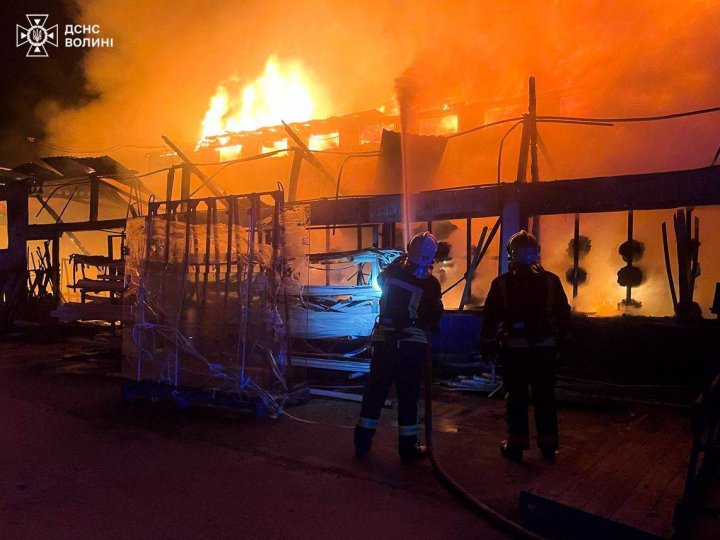 У місті на Волині горить підприємство, працює 3 екіпажі рятувальників. ФОТО