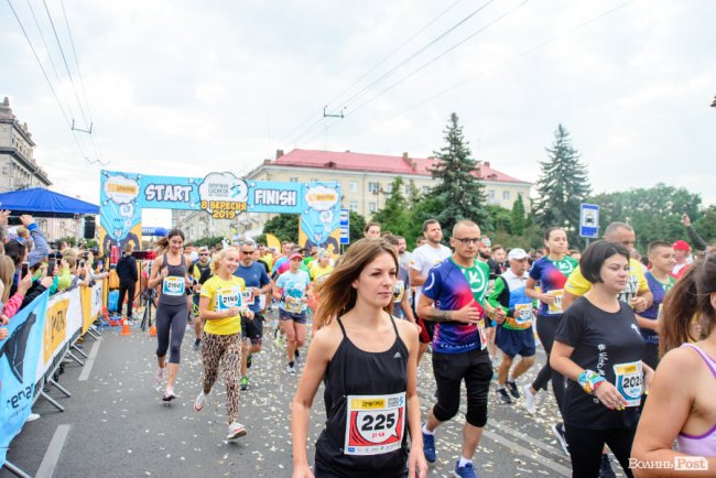 Учасники напівмарафону у Луцьку бігли за новими маршрутами. ФОТОРЕПОРТАЖ