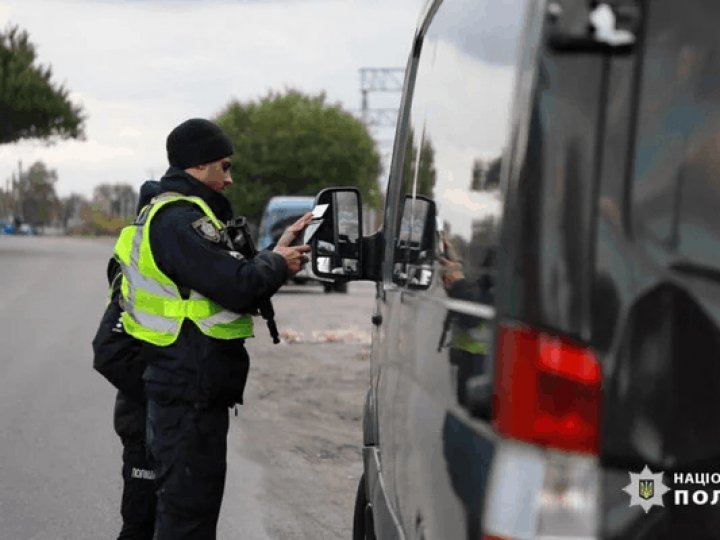 У Ківерцях на блокпосту чоловік розбив губу поліцейському: його засудили