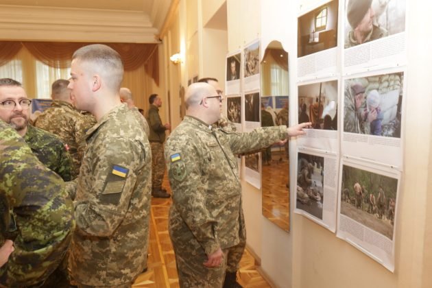 У Києві презентували фотовиставку «Одна війна – одна нація – два погляди»