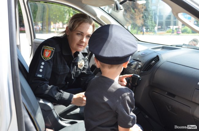 У центрі Луцька можна покататися на авто патрульних, увімкнути сирени і вдягнути бронежилет. ФОТО