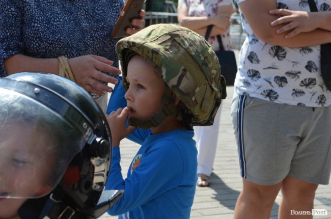 У центрі Луцька можна покататися на авто патрульних, увімкнути сирени і вдягнути бронежилет. ФОТО