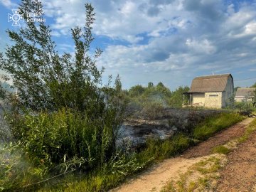 Під Луцьком на дачному масиві жінка розпалила багаття і залишила без нагляду: виникла пожежа