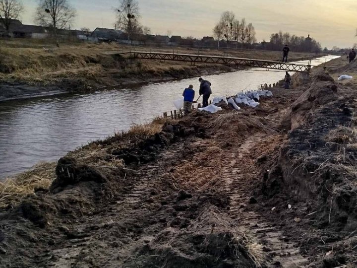 У селищі на Волині укріпили берег річки Прип'ять, щоб запобігти руйнуванню дороги