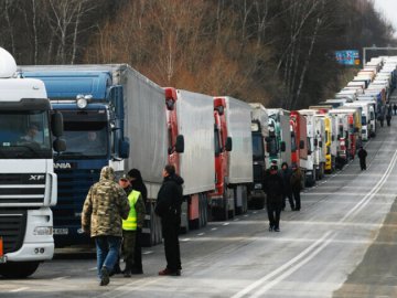 У водіїв, які застрягли на пункті пропуску «Ягодин-Дорогуськ», закінчується вода, їжа та дизпаливо