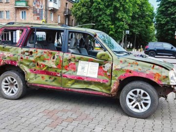 У місті на Волині поставили розбите авто військових з-під Бахмута: збирають гроші на нове