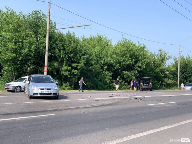 Одну з автівок відкинуло на тротуар: при в'їзді до Луцька – аварія. ФОТО