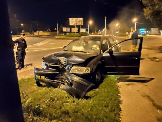 У Луцьку автівка влетіла у стовп. ФОТО