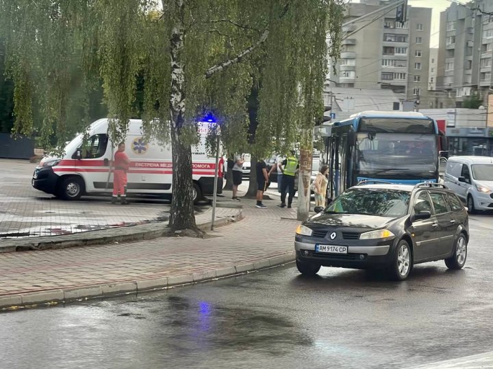 Постраждав пішохід та пасажирка автобуса: повідомили деталі двох ДТП на Соборності