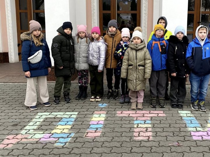 У Луцьку вшанували пам'ять жертв авіаудару по драмтеатру в Маріуполі 