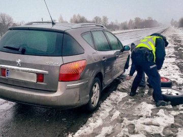 На Волині патрульні допомогли водіям, в яких зламався транспорт