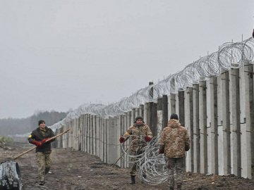 Залізобетонний паркан з колючим дротом: як будується стіна на кордоні Волині з Білоруссю